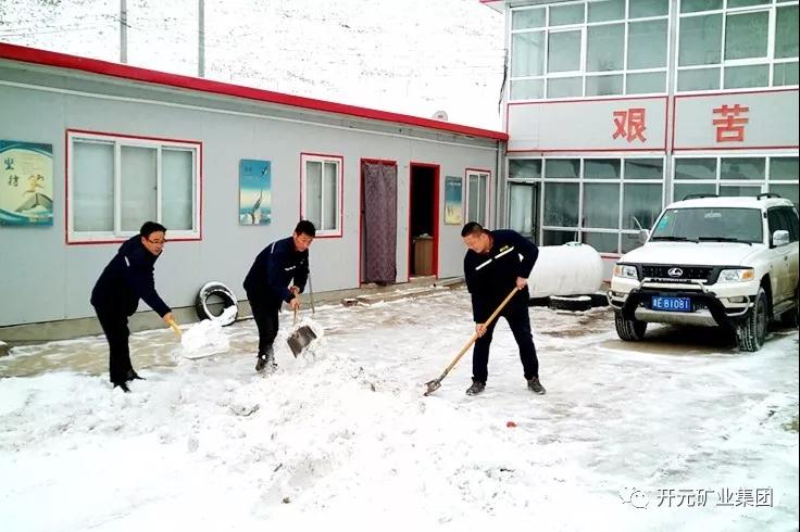 人間四月芳菲盡，山中春雪還復(fù)來