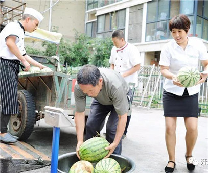 買下一整車西瓜，讓瓜農(nóng)早點回家